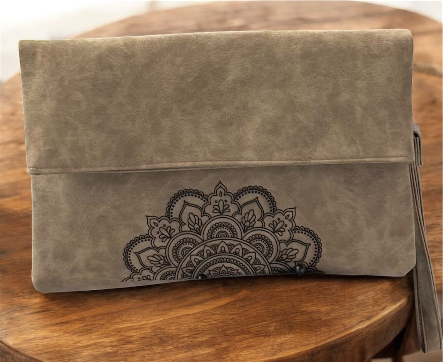 67b9ea7598f8a707689a5b69_clutch-bag-with-madalla-engraving_1754440199249.jpeg