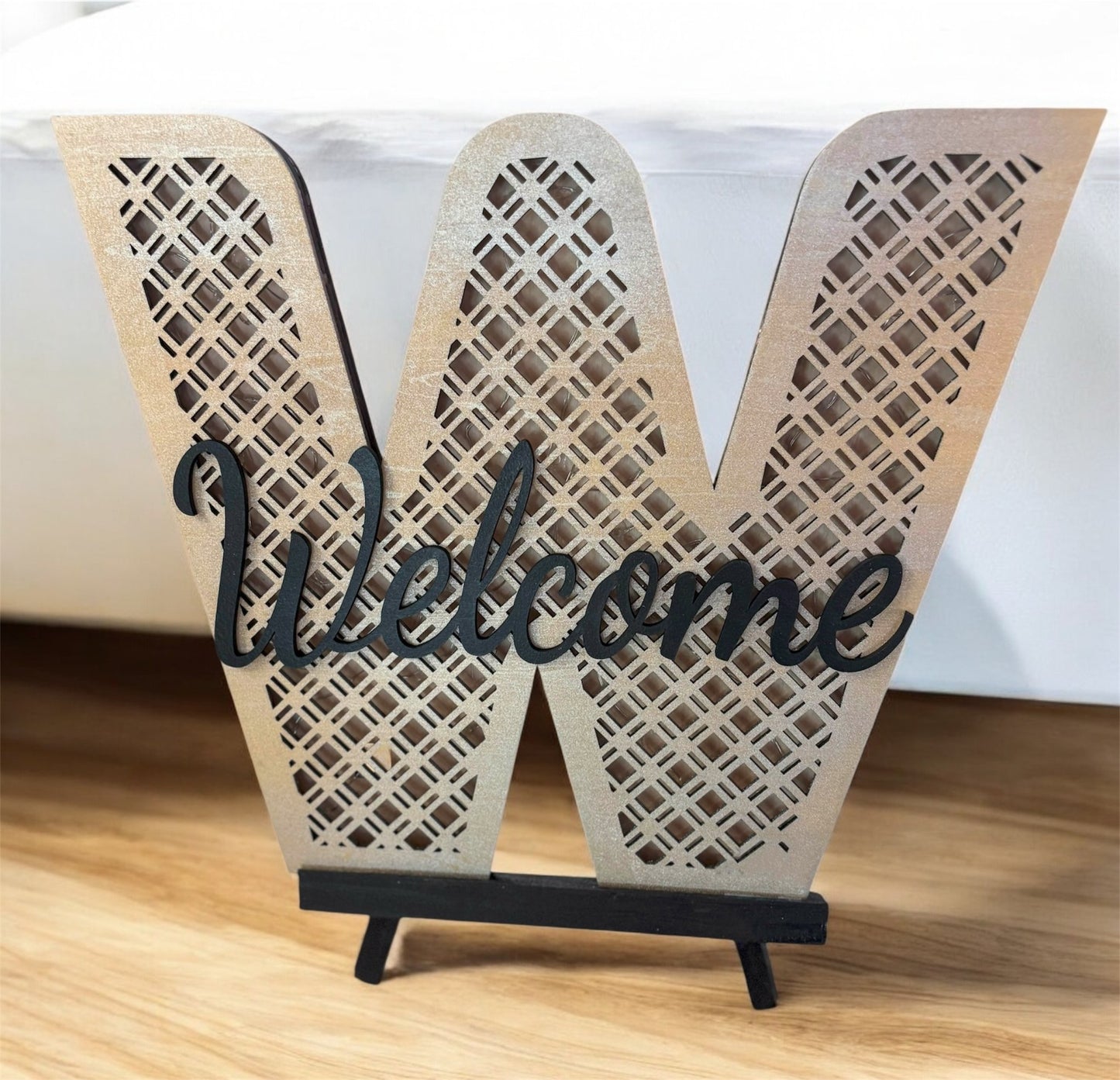 67b9ea7598f8a707689a5b69_welome-sign-gold-black_1756133453391.jpg