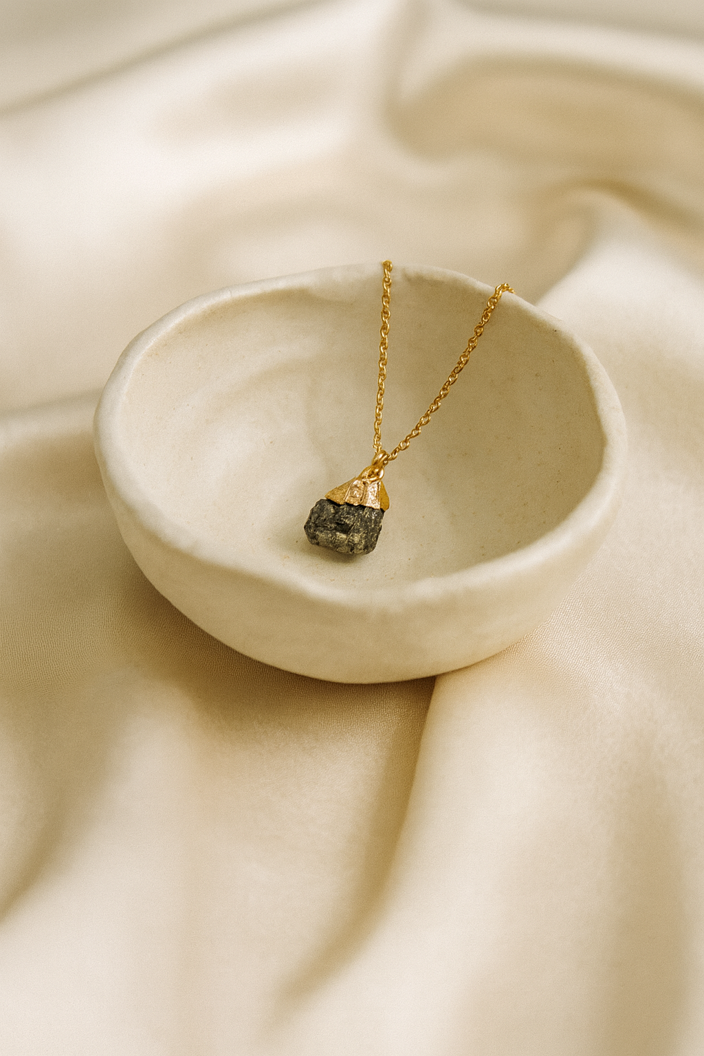 67b9ea7598f8a707689a5b69_20251210-1419-labradorite-necklace-elegance-remix-01kc4v4k49ep2sgsdqyabg6dw6_1765400254787.png