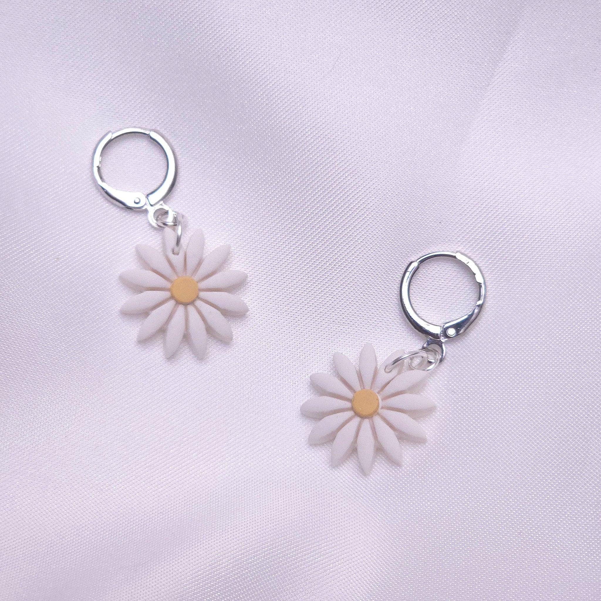 67b9ea7598f8a707689a5b69_daisyhuggiedropearrings_1779340072259.jpg
