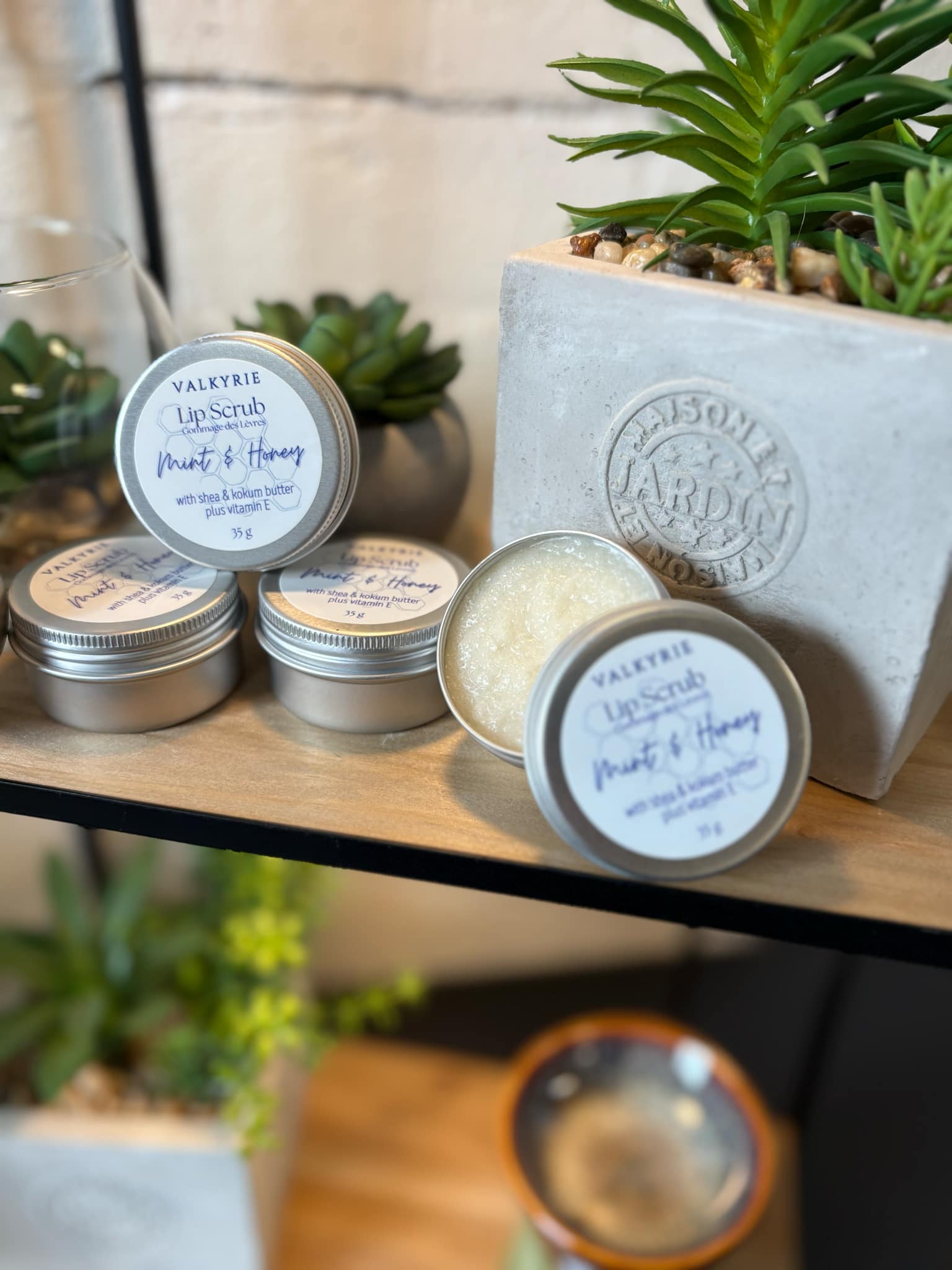 67b9ea7598f8a707689a5b69_lip-scrub-mint-honey-1_1775162741884.jpg