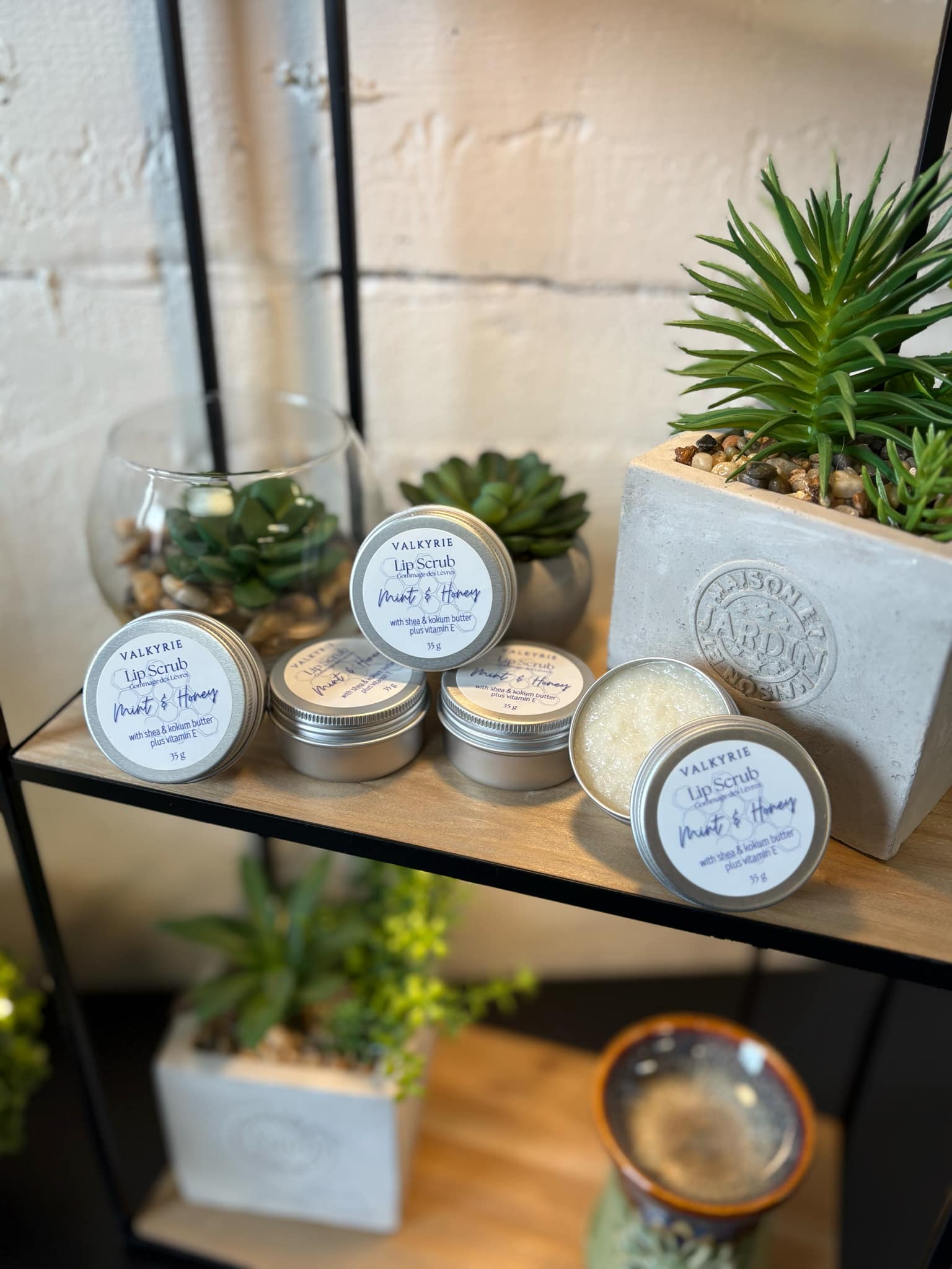 67b9ea7598f8a707689a5b69_lip-scrub-mint-honey-4_1775162741884.jpg