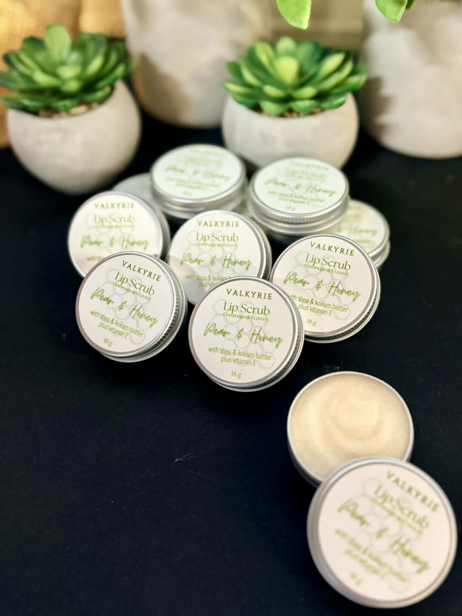 67b9ea7598f8a707689a5b69_lip-scrub-pear-honey-3_1775162495584.jpg
