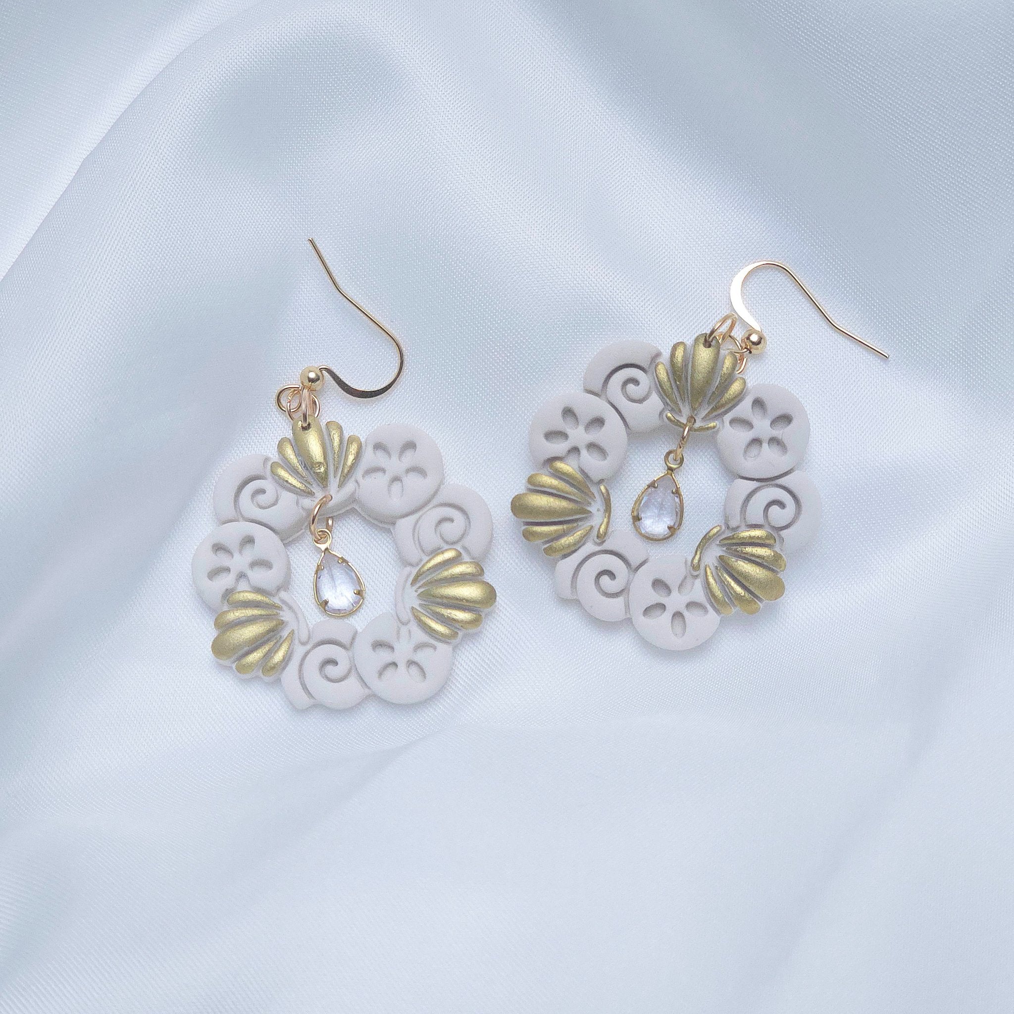 67b9ea7598f8a707689a5b69_roundshellandsanddollargemaccentdropearring_1779290415558.jpg