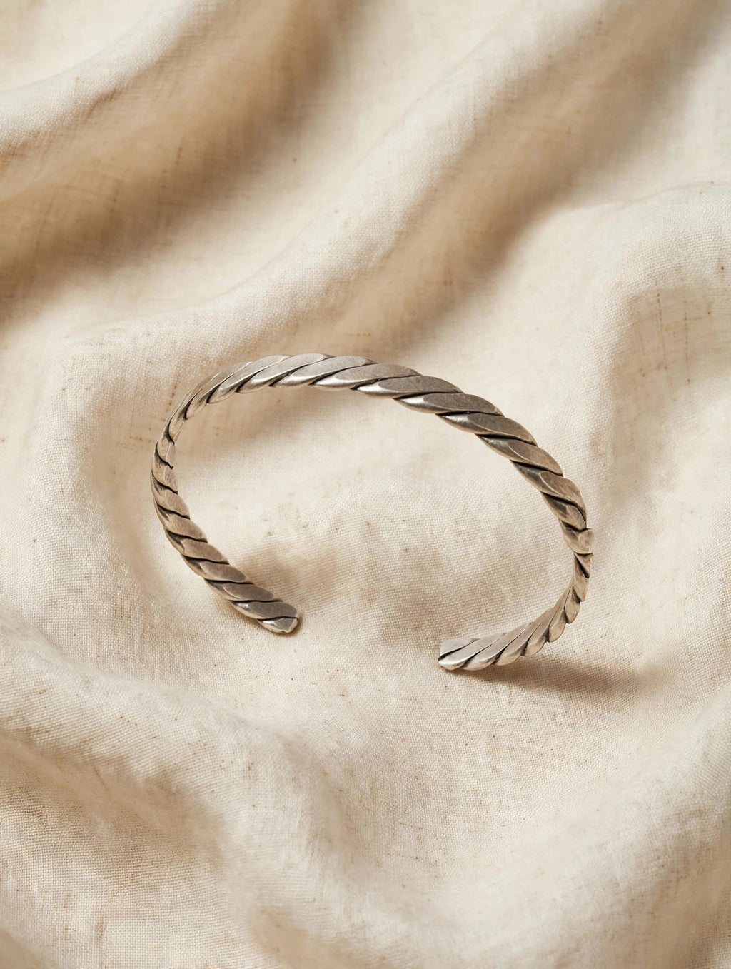67b9ea7598f8a707689a5b69_silver-bracelet-linen-hq_1789484592695.jpeg
