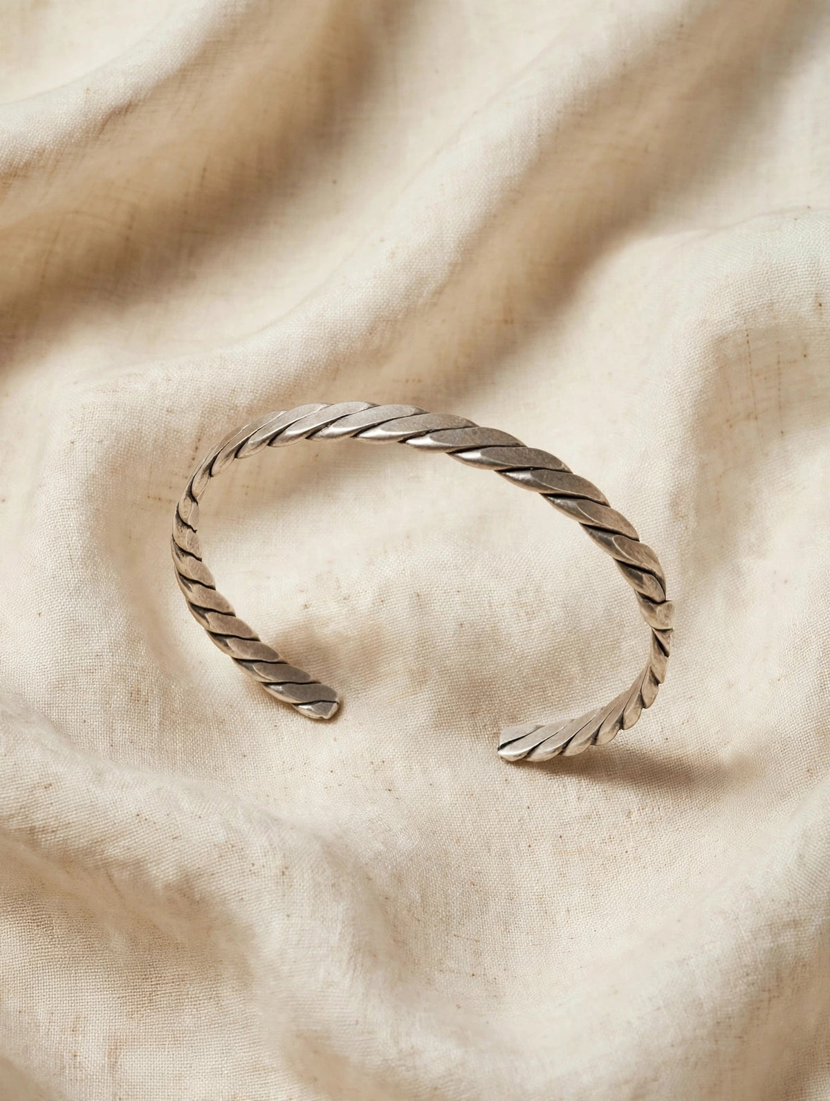 67b9ea7598f8a707689a5b69_silver-bracelet-linen-hq_1789484592695.jpeg