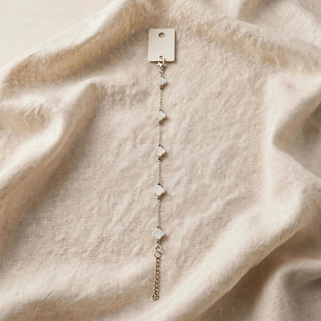 67b9ea7598f8a707689a5b69_silver-clover-bracelet-centered-1080_1789259442249.jpg
