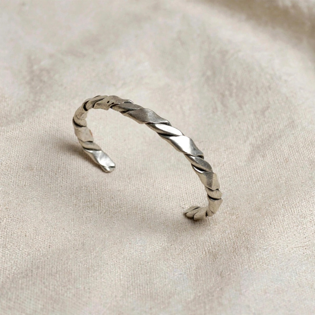 67b9ea7598f8a707689a5b69_silver-cuff-linen-1-1080_1789484592695.jpeg